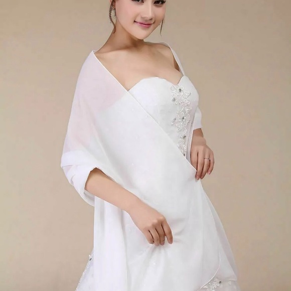 New beautiful silky wrap shawl in white or silver - Picture 2 of 7